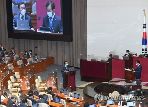 김부겸 국무총리가 24일 서울 여의도 국회 본회의에서 열린 교육·사회·문화 분야 대정부질문에서 의원의 질의에 답변하고 있다.  <연합뉴스 제공>